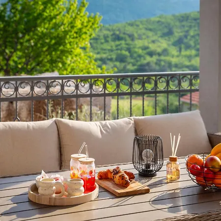 Вілла Miravalle - Private Heated Pool, Jacuzzi, Sauna, Private Garage Parking