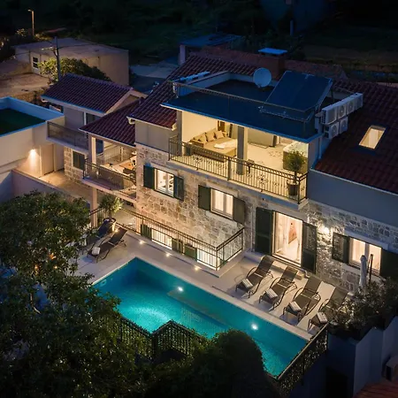 Вілла Miravalle - Private Heated Pool, Jacuzzi, Sauna, Private Garage Parking *