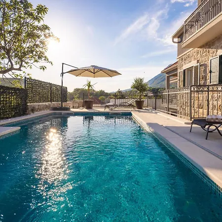 Miravalle - Private Heated Pool, Jacuzzi, Sauna, Private Garage Parking Вілла